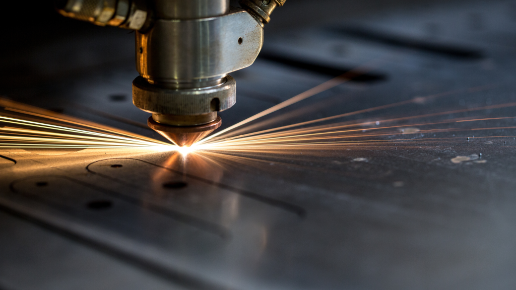  Slika prikazuje proces metalnog zavarivanja u industrijskom okruženju. Zavarivač koristi visokotehnološki aparat za precizno spajanje metalnih dijelova, stvarajući čvrstu i sigurnu vezu. Ovaj vizualni prikaz naglašava važnost preciznosti i stručnosti u procesu zavarivanja. Idealno za industrije koje se bave proizvodnjom, automobilskoj i građevinskoj industriji. Zavarivanje metala je ključni proces u mnogim tehničkim i proizvodnim sektorima.